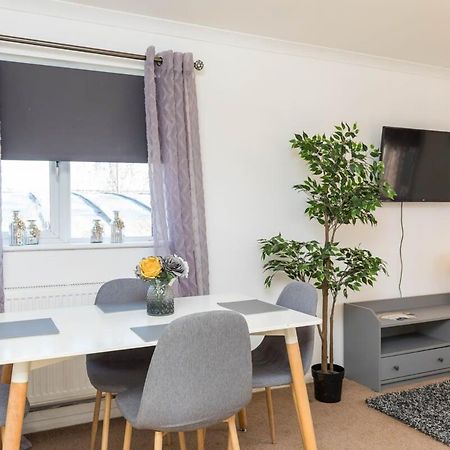 19A The Broadwalk - Cozy 1Br In The Heart Of Crawley Near Gatwick Airport Great For Contractors And Flight Crew Students Villa Luaran gambar