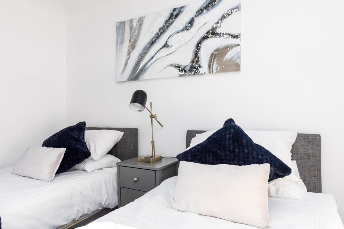 19A The Broadwalk - Cozy 1Br In The Heart Of Crawley Near Gatwick Airport Great For Contractors And Flight Crew Students Villa Luaran gambar