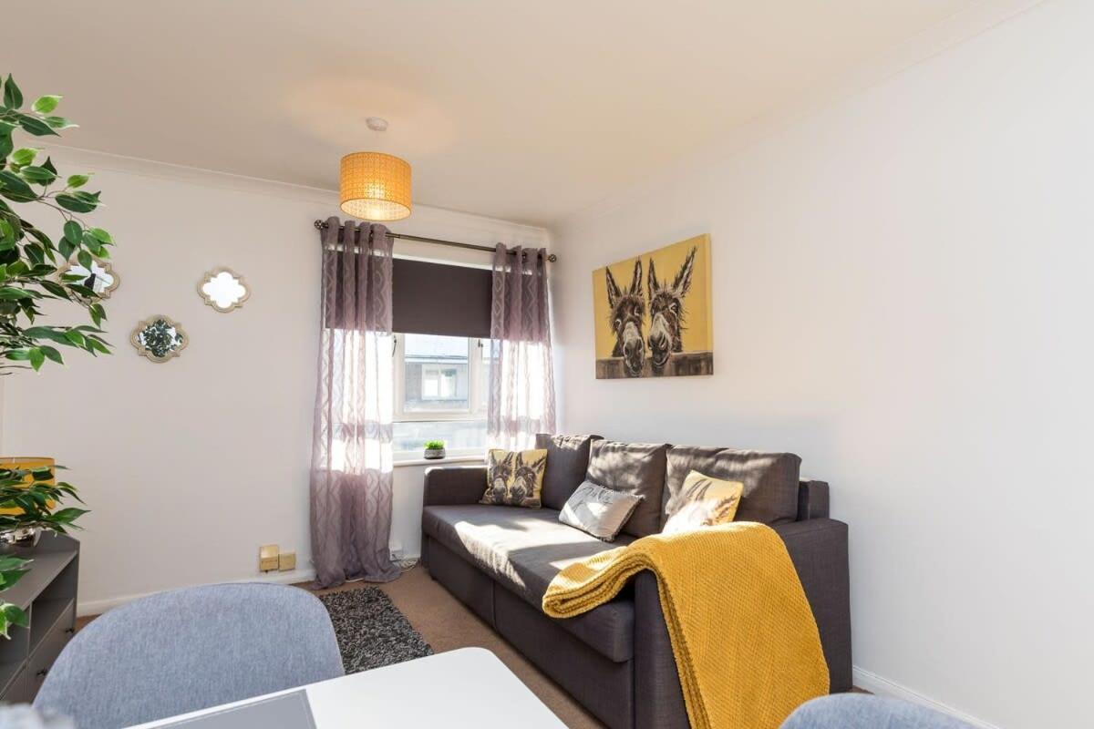 19A The Broadwalk - Cozy 1Br In The Heart Of Crawley Near Gatwick Airport Great For Contractors And Flight Crew Students Villa Luaran gambar