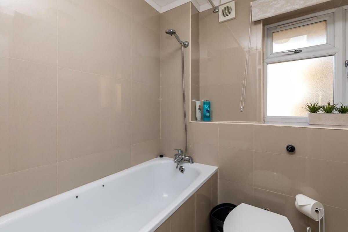 19A The Broadwalk - Cozy 1Br In The Heart Of Crawley Near Gatwick Airport Great For Contractors And Flight Crew Students Villa Luaran gambar