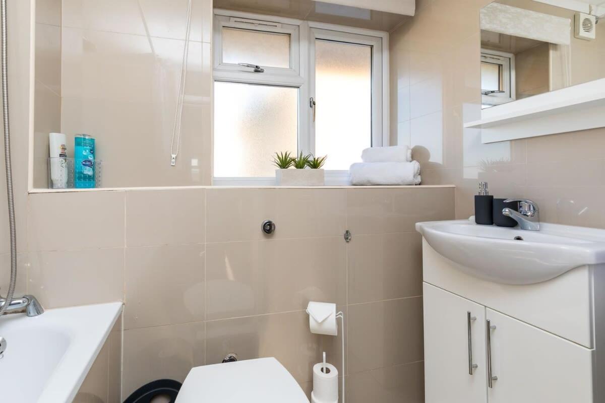19A The Broadwalk - Cozy 1Br In The Heart Of Crawley Near Gatwick Airport Great For Contractors And Flight Crew Students Villa Luaran gambar