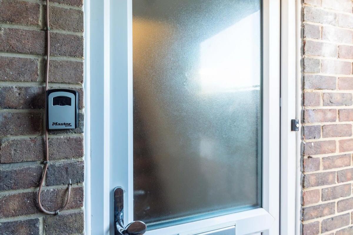 19A The Broadwalk - Cozy 1Br In The Heart Of Crawley Near Gatwick Airport Great For Contractors And Flight Crew Students Villa Luaran gambar