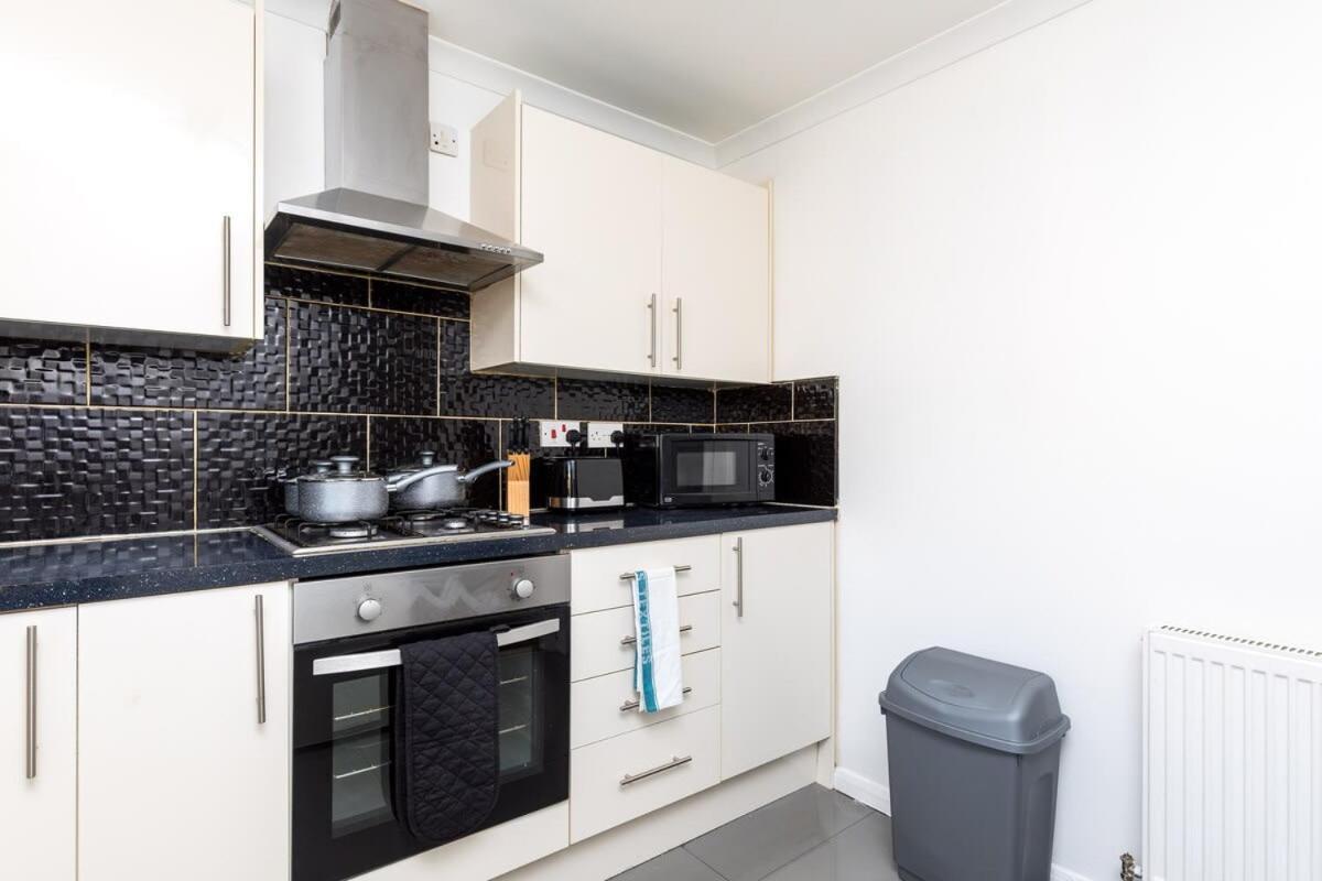 19A The Broadwalk - Cozy 1Br In The Heart Of Crawley Near Gatwick Airport Great For Contractors And Flight Crew Students Villa Luaran gambar