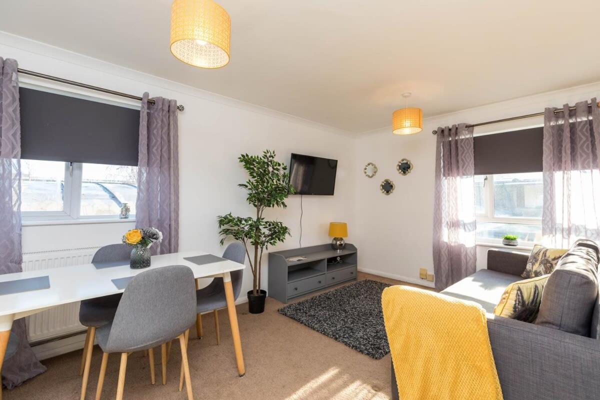 19A The Broadwalk - Cozy 1Br In The Heart Of Crawley Near Gatwick Airport Great For Contractors And Flight Crew Students Villa Luaran gambar