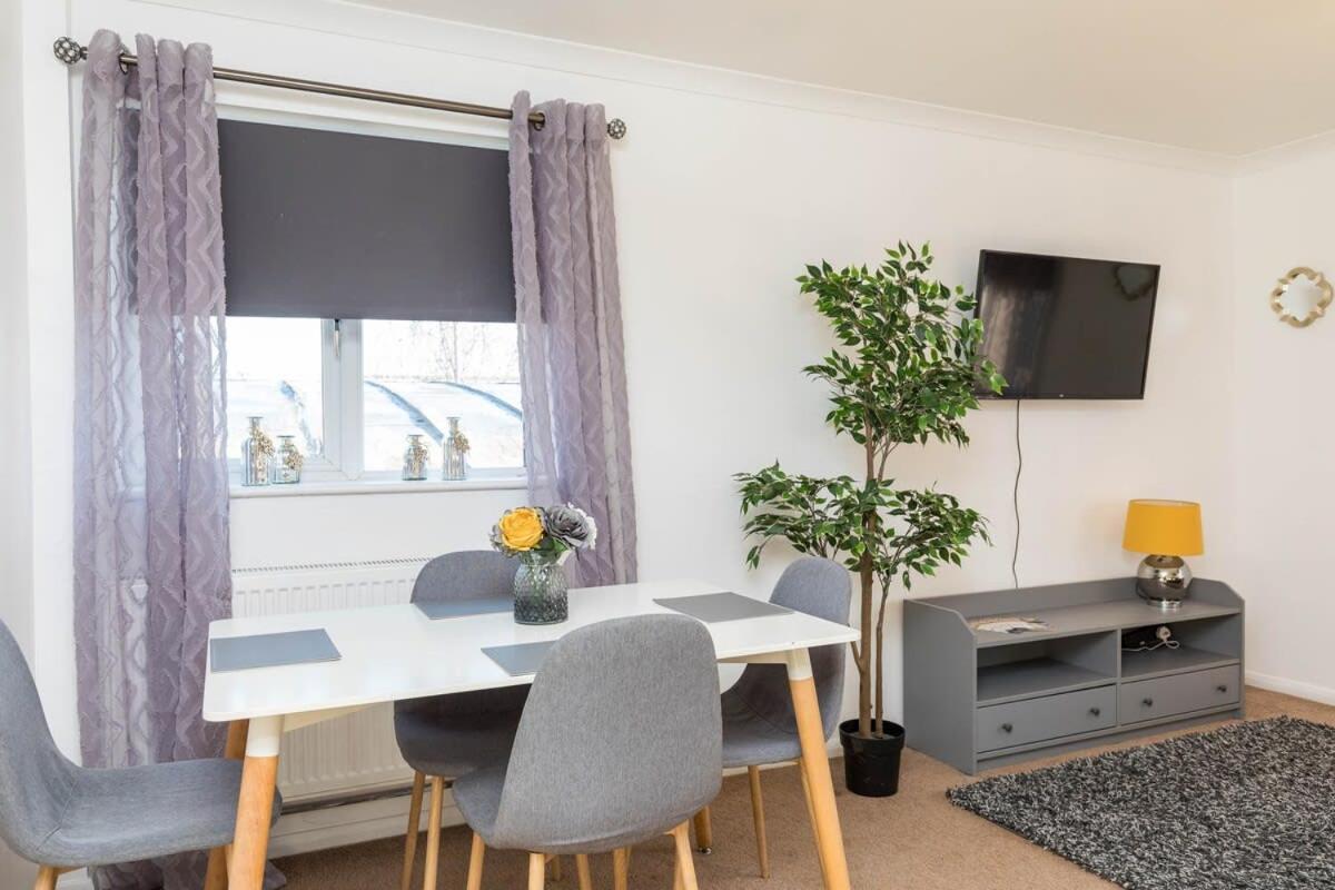 19A The Broadwalk - Cozy 1Br In The Heart Of Crawley Near Gatwick Airport Great For Contractors And Flight Crew Students Villa Luaran gambar