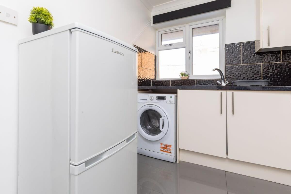 19A The Broadwalk - Cozy 1Br In The Heart Of Crawley Near Gatwick Airport Great For Contractors And Flight Crew Students Villa Luaran gambar