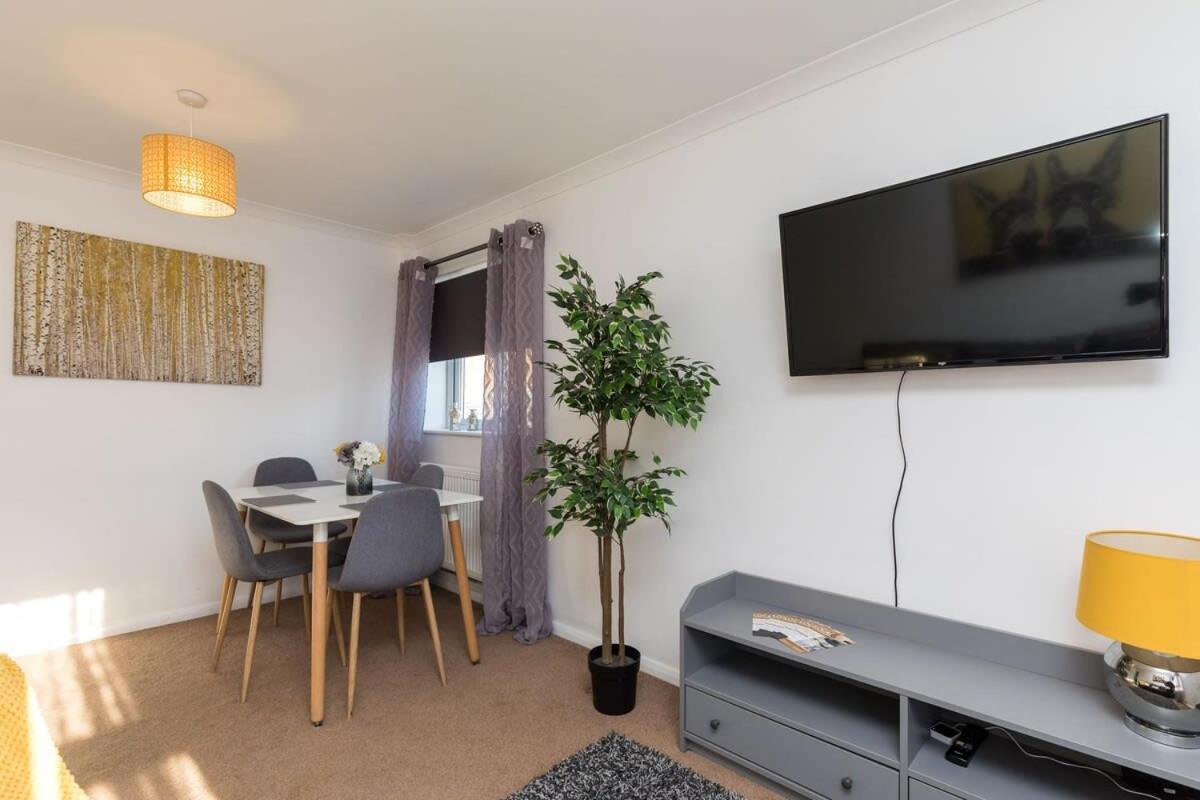 19A The Broadwalk - Cozy 1Br In The Heart Of Crawley Near Gatwick Airport Great For Contractors And Flight Crew Students Villa Luaran gambar