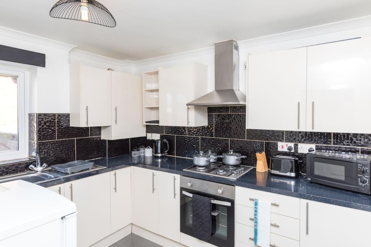 19A The Broadwalk - Cozy 1Br In The Heart Of Crawley Near Gatwick Airport Great For Contractors And Flight Crew Students Villa Luaran gambar