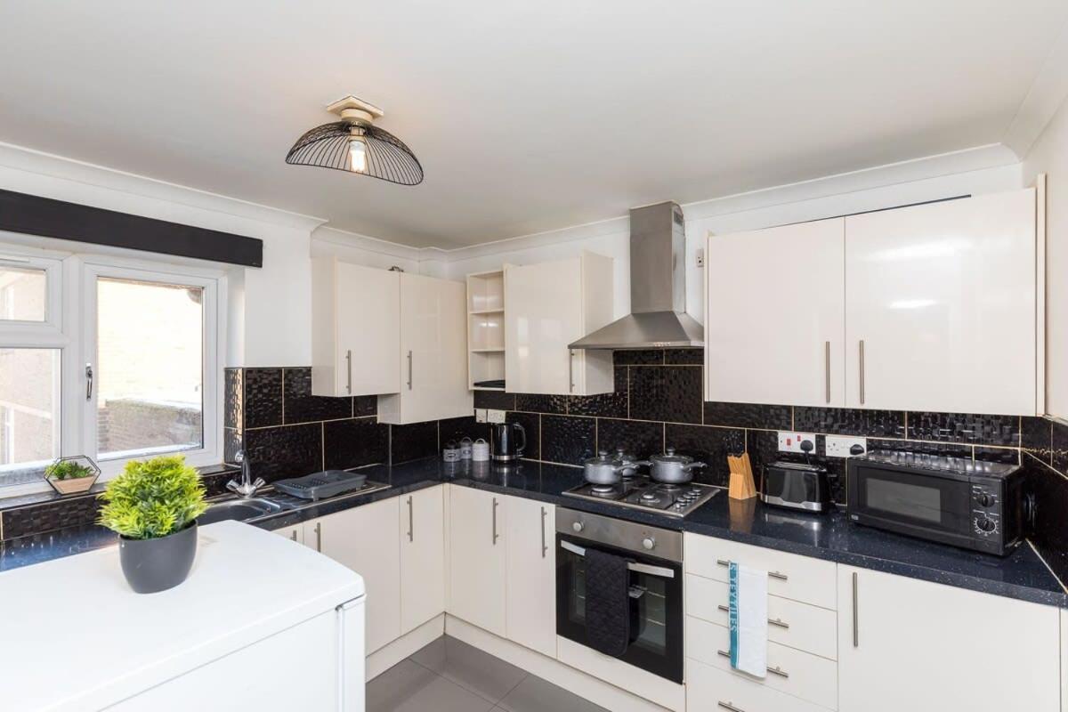 19A The Broadwalk - Cozy 1Br In The Heart Of Crawley Near Gatwick Airport Great For Contractors And Flight Crew Students Villa Luaran gambar