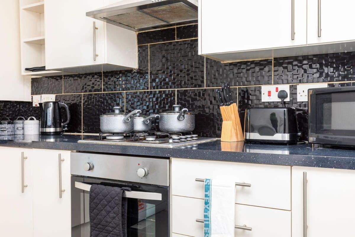 19A The Broadwalk - Cozy 1Br In The Heart Of Crawley Near Gatwick Airport Great For Contractors And Flight Crew Students Villa Luaran gambar